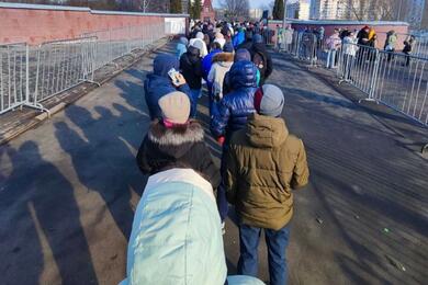 Люди несут цветы к могиле Алексея Навального. 2 марта 2024 года, Москва, Россия. Фото: t.me/astrapress