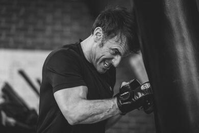 Эмманюэль Макрон боксирует в зале. Март 2024 года. Фото: instagram.com/soazigdelamoissonniere/