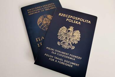 Белорусский паспорт и польский проездной документ для иностранца. Фото: Белсат
