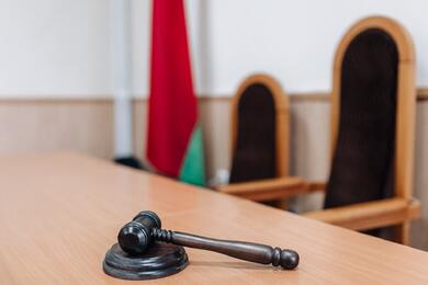 Минимум 100 судов. Белорусов продолжают преследовать за помощь от INeedHelp — правозащитники дали совет