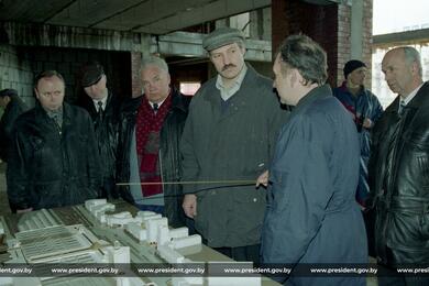 Александр Лукашенко на субботнике. 1997 год. Фото: president.gov.by
