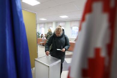 Женщина голосует на избирательном участке во время Единого дня голосования. Выборы-2024, Минск, 25 февраля 2024 года. Фото: БЕЛТА
