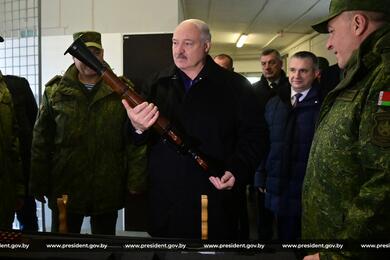 Александр Лукашенко держит в руках ручной гранатомет во время посещения 1868-й артиллерийской базы вооружения. 17 ноября 2023 года. Фото: president.gov.by