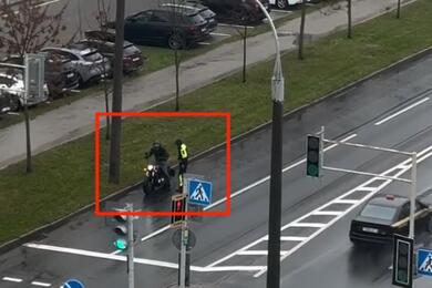Инспектор помогает мотоциклисту запустить двигатель. Октябрь 2026 года, Минск. Скриншот видео