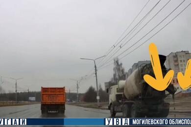 В Могилеве из грузового автомобиля на проезжую часть высыпается цемент. 2024 год. Скриншот видео ГАИ