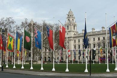 Флаги членов Содружества наций на Парламентской площади в Лондоне. Март 2009 года. Фото: Simon Berry, commons.wikimedia.org