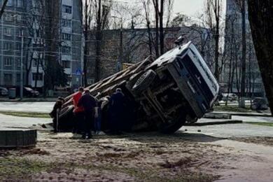 В Гомеле под землю провалился грузовик с песком. 1 апреля 2024 года. Фото: t.me/gomeltoday