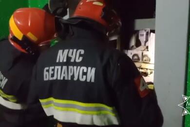 Сотрудники МЧС спасли семью из застрявшего лифта, Витебск, 9 февраля. Фото: скриншот видео пресс-службы МЧС