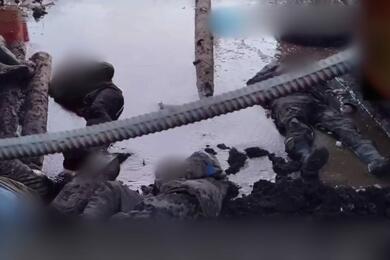 Скриншот одного из видео с расстрелом украинских военнопленных