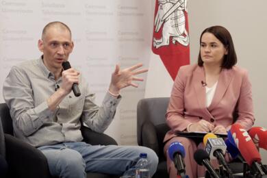 Сергей и Светлана Тихановские отвечают на вопросы пришедших на пресс-конференцию, первую после освобождения Сергея Тихановского. Скриншот онлайн-трансляции: YouTube-канал Светланы Тихановской