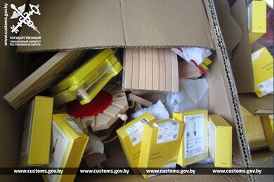 Коробка с игрушкой и спрятанными в ней незадекларированными товарами. Фото: Таможенный комитет