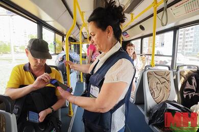 Ревизоры проверяют оплату проезда у пассажиров общественного транспорта. Фото: «Минск-Новости»