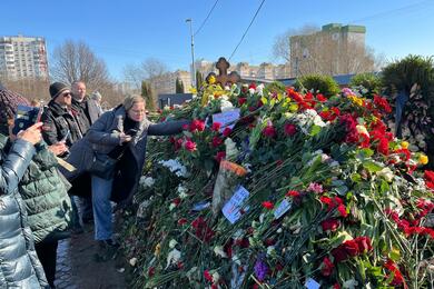 В Москве возлагают цветы к могиле Алексея Навального на Борисовском кладбище, 3 марта 2024 года. Фото: "Агентство"