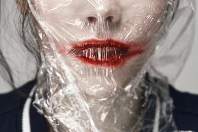 Женщина с полиэтиленом на лице. Снимок носит иллюстративный характер. Фото: Unsplash.com