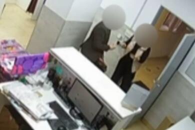 Парень ограбил пункт выдачи заказов в Минске. Скриншот: видео ГУВД