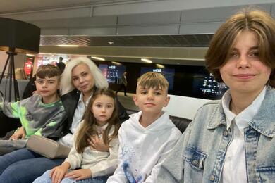 Марина и ее семья перед вылетом в Грецию, Варшава, октябрь 2023 года. Фото предоставлено собеседницей