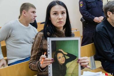 Оксана с портретом своей убитой сестры в суде над Дмитрием Зеленским. Фото: 59.ru