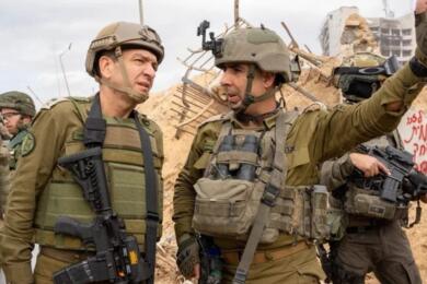 Генерал-майор Аарон Халива (слева) — на фото в Газе в декабре — стал самым высокопоставленным лицом, подавшим в отставку в Израиле в связи с нападением ХАМАС 7 октября. Фото: Армия обороны Израиля