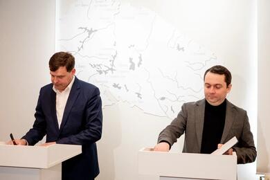 Андрей Бунаков и Андрей Чибис подписывают соглашение о строительстве порта в Мурманске. Фото: пресс-служба правительства Мурманской области