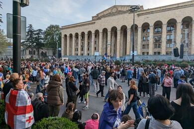 Жители Тбилиси собираются перед парламентом Грузии на очередную акцию против законопроекта об «иноагентах». 17 апреля 2024 года. Фото: телеграм-канал Paper Kartuli