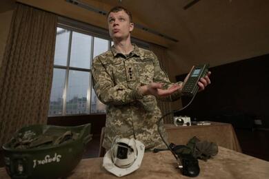 Украинский военный Андрей Рудык показывает трофейное российское оружие, в котором обнаружены иностранные компоненты. Фото с сайта Би-би-си