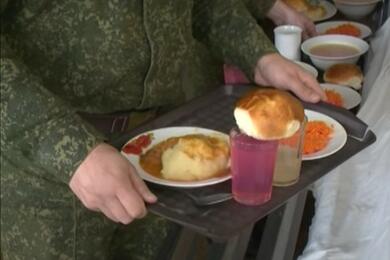Белорусские военные с подносами еды в столовой. Скриншот видео ОНТ