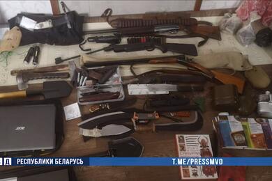 Оружие и боеприпасы, найденные у задержанных 22 ноября в Крупском районе. Скриншот видео МВД