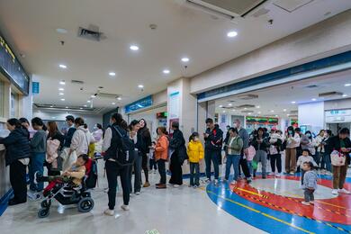 Родители с детьми выстраиваются в очередь в детской больнице в Чунцине, Китай, 23 ноября 2023 года