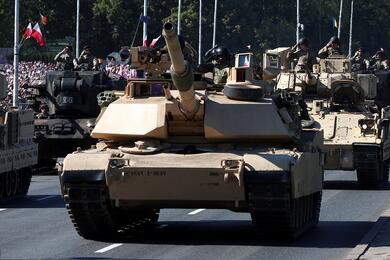 Военнослужащие вооруженных сил США едут на танках "Абрамс", во время военного парада в честь Дня вооруженных сил Польши, в Варшаве, Польша, 15 августа 2023 года. Фото: Reuters