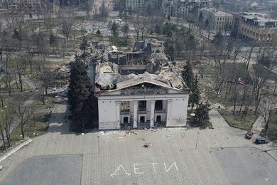 Здание Донецкого академического областного драматического театра, разрушенного в результате бомбардировки российской армии, в городе Мариуполь, Украина, 10 апреля 2022 года. Фото: Reuters