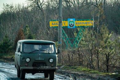 Дорожный знак на выезде из Бахмута, Украина, 11 декабря 2022 года. Фото: Reuters