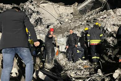 Спасатели и волонтеры разбирают завалы в месте падения беспилотника. 16 января 2024 года, Эрбиль, Ирак. Фото: Reuters