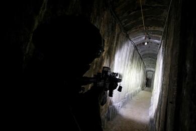 Израильский солдат идет по туннелю под больницей Аль-Шифа в ходе продолжающейся наземной операции израильской армии против палестинской исламистской группировки ХАМАС, в секторе Газа, 22 ноября 2023 года. Фото: Reuters