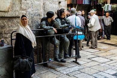 Израильская полиция проверяет верующих, идущих к комплексу Аль-Акса, перед пятничной молитвой в Старом городе Иерусалима 10 ноября 2023 года. Фото: Reuters