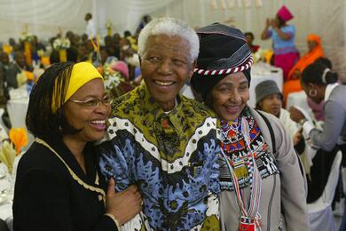 Нельсон Мандела празднует свое 86-летие с женой Грасой Машел (справа) и бывшей женой Винни Мадикизелой-Манделой (слева). 2004 год. Фото: Reuters