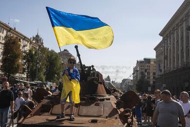 Люди посещают выставку уничтоженной российской военной техники и вооружения, посвященную предстоящему Дню независимости страны, в центре Киева, Украина, 21 августа 2022 года. Фото: Reuters