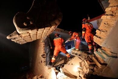 Спасатели работают на месте разрушенного дома. 19 декабря 2023 года. Фото: Reuters