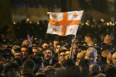Протестующие у здания грузинского парламента. Фото: Reuters