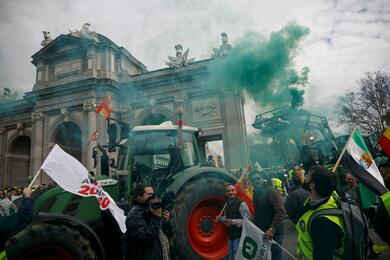 Испанские фермеры собираются во время акции протеста против ценового давления, налогов и экологического регулирования — недовольства, которое разделяют фермеры по всей Европе, Мадрид, Испания, 21 февраля 2024 года. Фото: Reuters