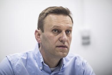 Алексей Навальный, призывающий бойкотировать президентские выборы, смотрит на свой офис в Москве, Россия 18 марта 2018 года. Фото: Reuters