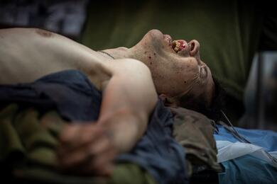 Раненый украинский солдат на носилках в пункте стабилизации в Донецкой области 24 февраля 2024 года. Фото: Reuters