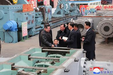 Лидер Северной Кореи Ким Чен Ын во время посещения машиностроительного завода, 27 ноября 2023 года. Фото: Reuters