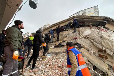 Спасатели ищут выживших людей среди развалин после землетрясения в городе Диярбакыр, Турция, 6 февраля 2023 года. Фото: Reuters