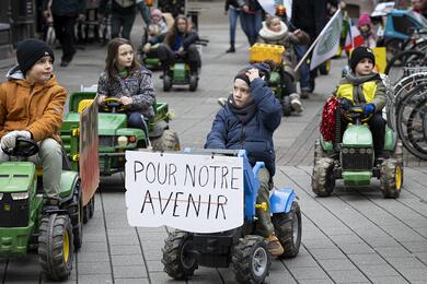 Самый милый протест. В Страсбурге прошел митинг детей фермеров, которые выехали в центр города на педальных тракторах — смотрите фото