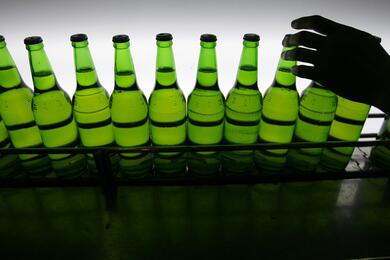 Власти хотят ввести изменения по алкогольному рынку. Одно из возможных новшеств касается самогона