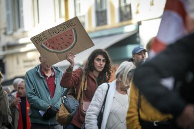 Участница пропалестинского шествия во Франции держит плакат: "Освободите Палестину". 18 ноября 2023 года. Фото: Reuters