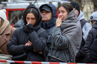 Местные жители наблюдают за ходом спасательной операции, Одесса, Украина, 2 марта 2024 года. Фото: Reuters