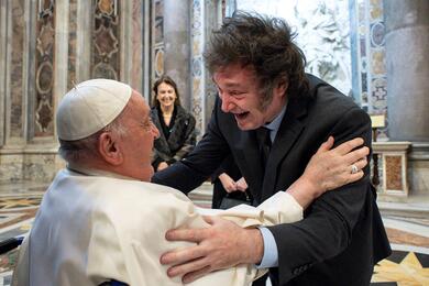 Президент Аргентины Хавьер Милей во время встречи с Папой Франциском в Ватикане 11 февраля 2024 года. Фото: Reuters