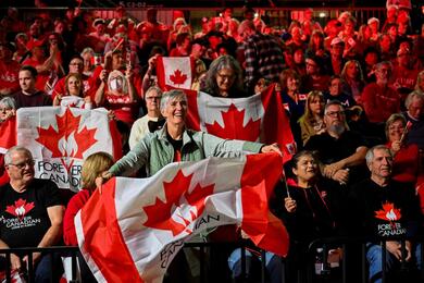 Участники митинга движения «Forever Canadian», который проходит в преддверии консультативного референдума о суверенитете Альберты. 16 октября 2026 года, Эдмонтон (провинция Альберта, Канада). Фото: Reuters
