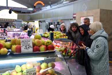 Покупатели на Комаровском рынке в Минске, Беларусь, 29 января 2025 года. Фото: Reuters